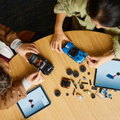 Építés LEGO Builderrel: Felülnézet a LEGO Jaguar Project 7 és Land Rover Defender Classic építéséről, LEGO Builder alkalmazás használatával.
