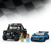 Kiállított modellek: LEGO Land Rover Defender Classic és Jaguar Project 7 modellek két sofőr minifigurával fehér háttér előtt.
