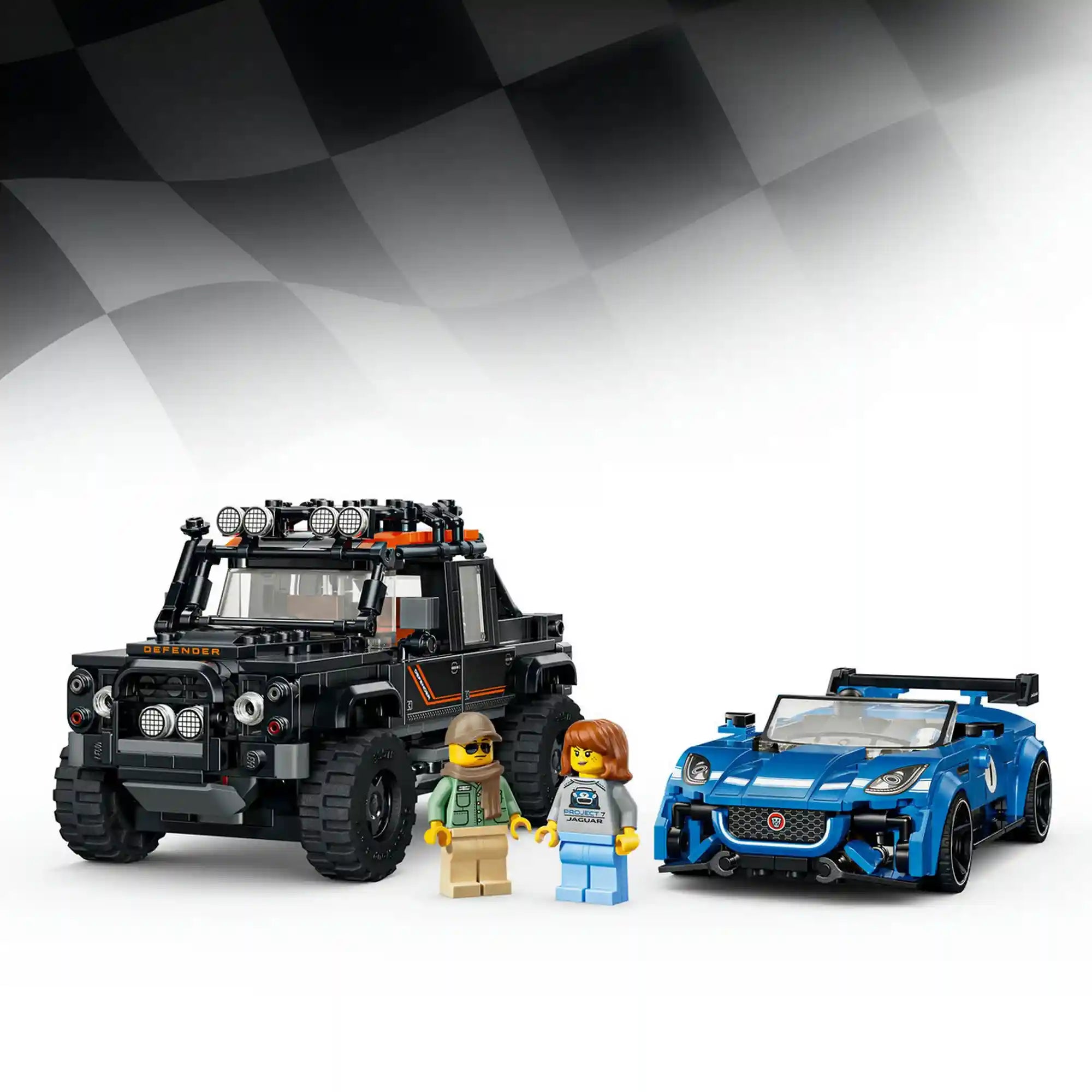 Kiállított modellek: LEGO Land Rover Defender Classic és Jaguar Project 7 modellek két sofőr minifigurával fehér háttér előtt.