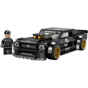 LEGO Ford Mustang Hoonicorn V1 versenyautó modell Ken Block minifigurával fehér háttér előtt.