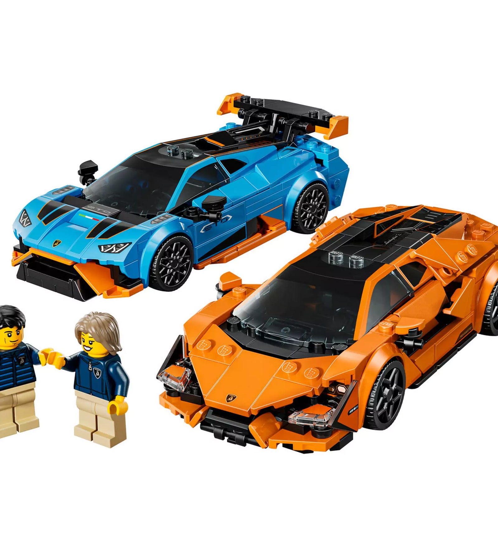 Két LEGO sportautó, a kék Lamborghini Huracán STO és a narancssárga Lamborghini Revuelto, valamint két minifigura a LEGO Speed Champions 77238 készletből.
