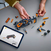 LEGO Speed Champions McLaren F1 Team MCL38 versenyautó építése közben, tableten megjelenített digitális útmutatóval.