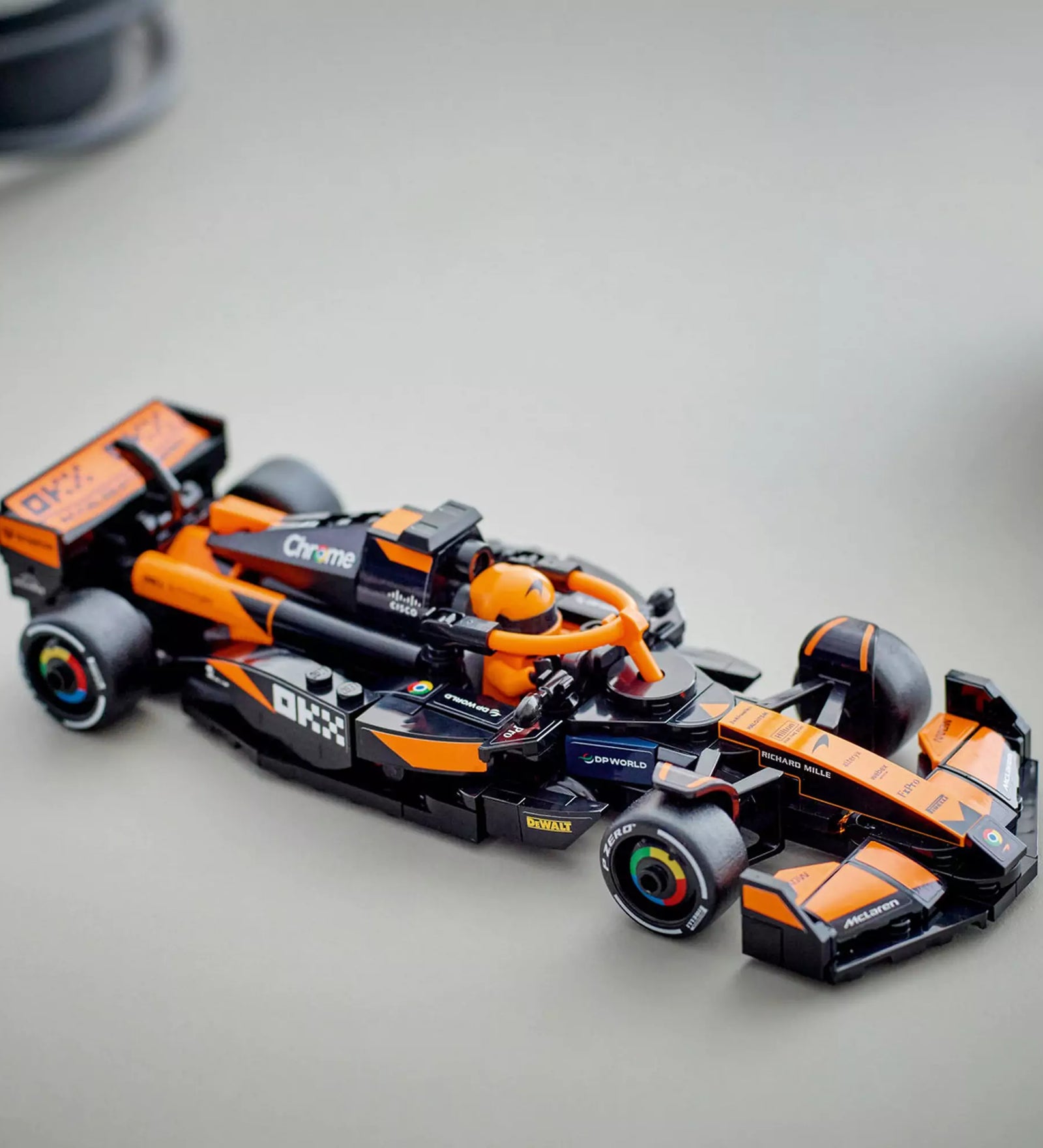 A LEGO Speed Champions McLaren F1 Team MCL38 versenyautó megépített változata, részletes kidolgozással.