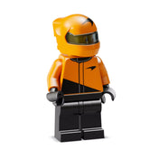 A LEGO Speed Champions McLaren F1 Team MCL38 versenyautóhoz tartozó narancssárga sisakos versenyző minifigura.