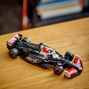  Összeállított LEGO Speed Champions MoneyGram Haas F1 Team VF-24 versenyautó faasztalon