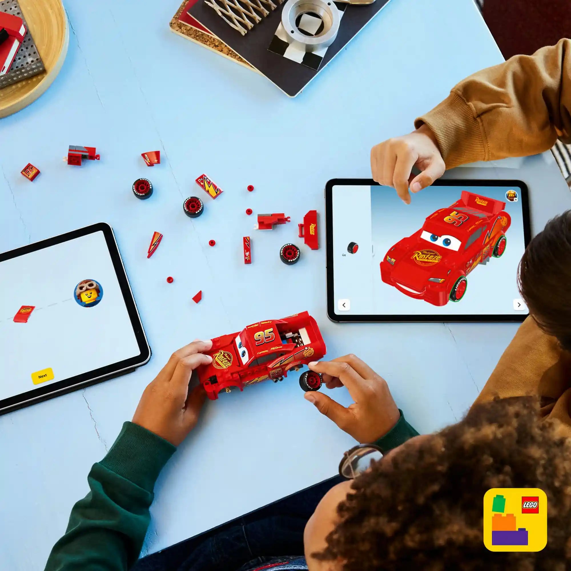 LEGO Builder alkalmazással épített Villám McQueen modell, tablet kijelzőn megjelenített útmutatóval