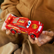 LEGO Speed Champions Villám McQueen kézben tartva, játék közbeni használat bemutatása