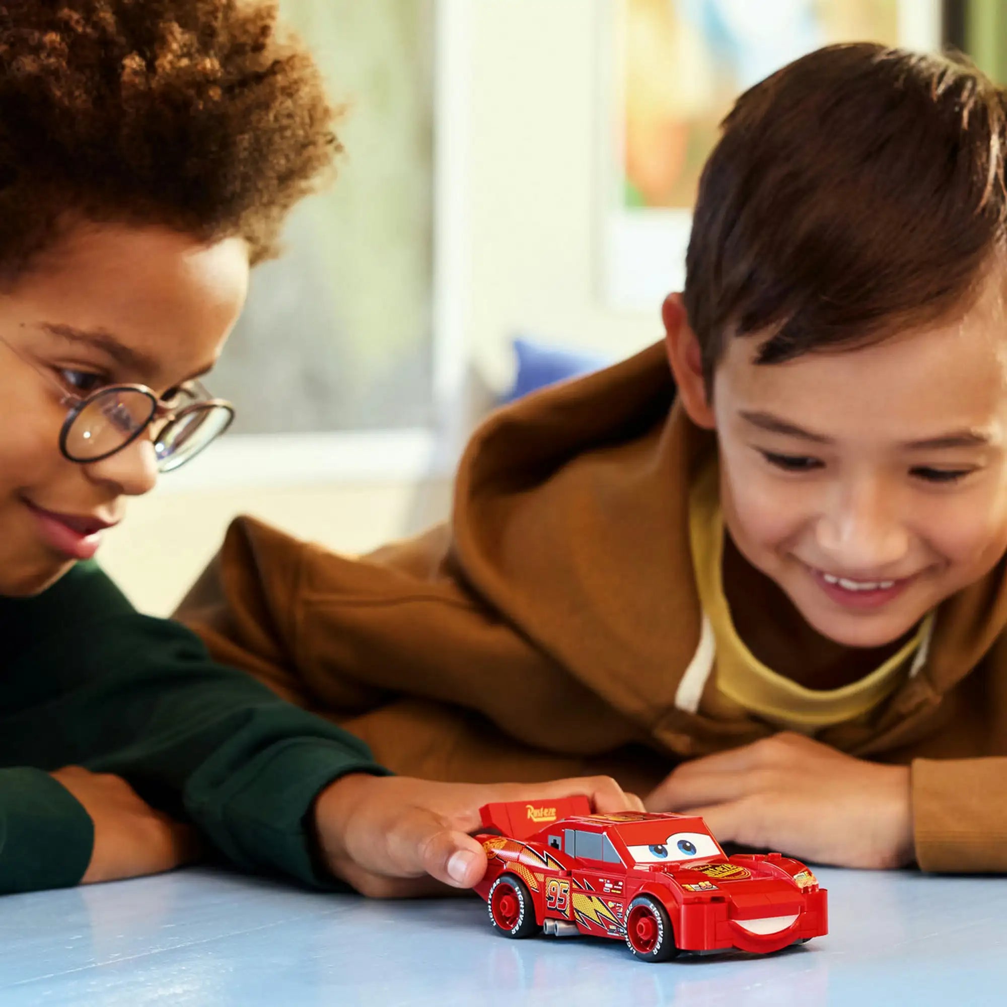 Gyerekek LEGO Speed Champions Villám McQueen autóval játszanak, Verdák élmény életre keltve
