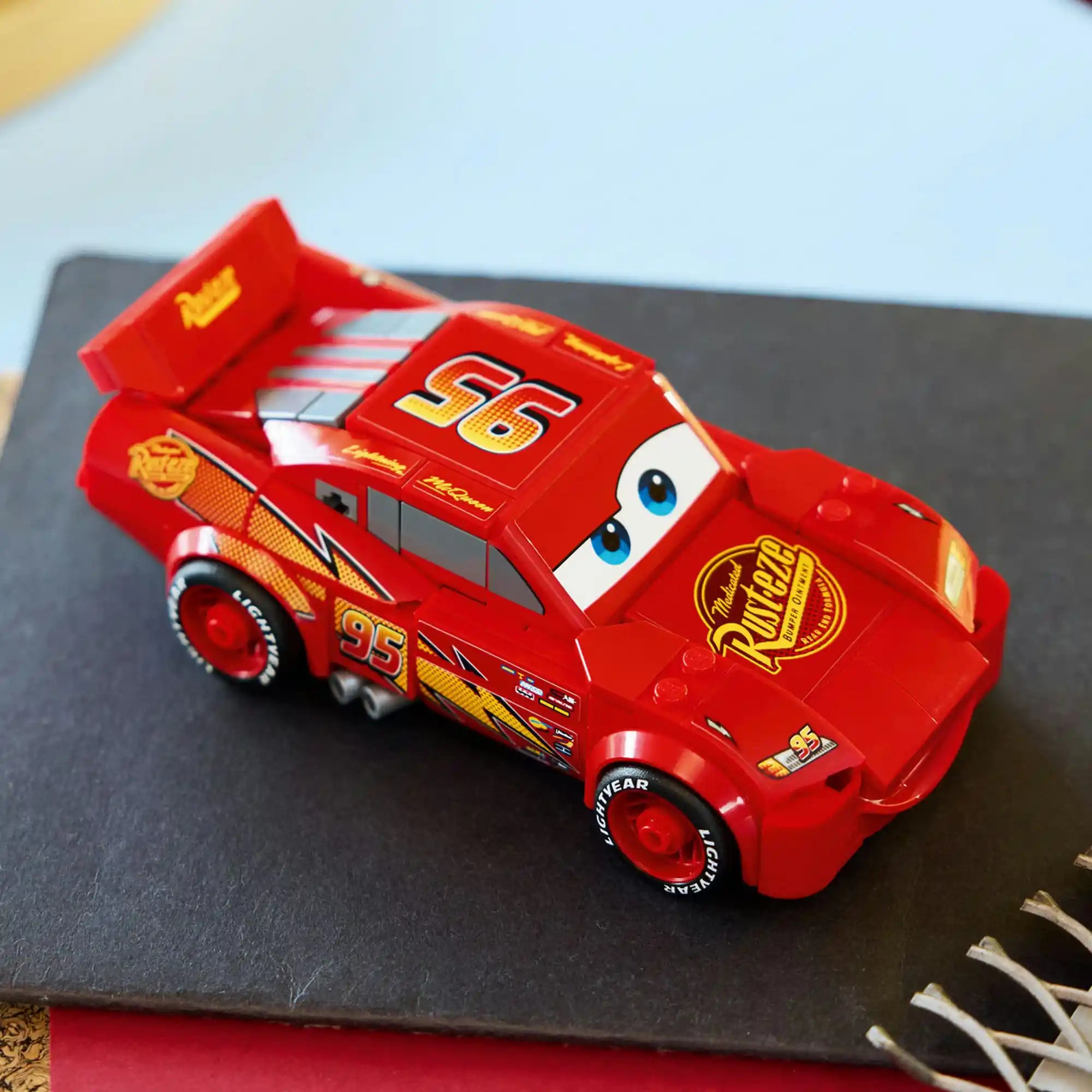 LEGO Villám McQueen versenyautó felülnézetből, részletes Rust-eze grafika és 95-ös rajtszám