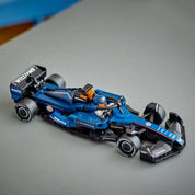 A LEGO FW46 autó mozgás közben, a pilóta minifigura a volán mögött ül, versenykész állapotban.