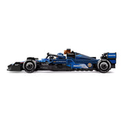 A LEGO Speed Champions Williams Racing FW46 versenyautó oldalnézete, részletesen kidolgozott szponzormatricákkal és aerodinamikai elemekkel.