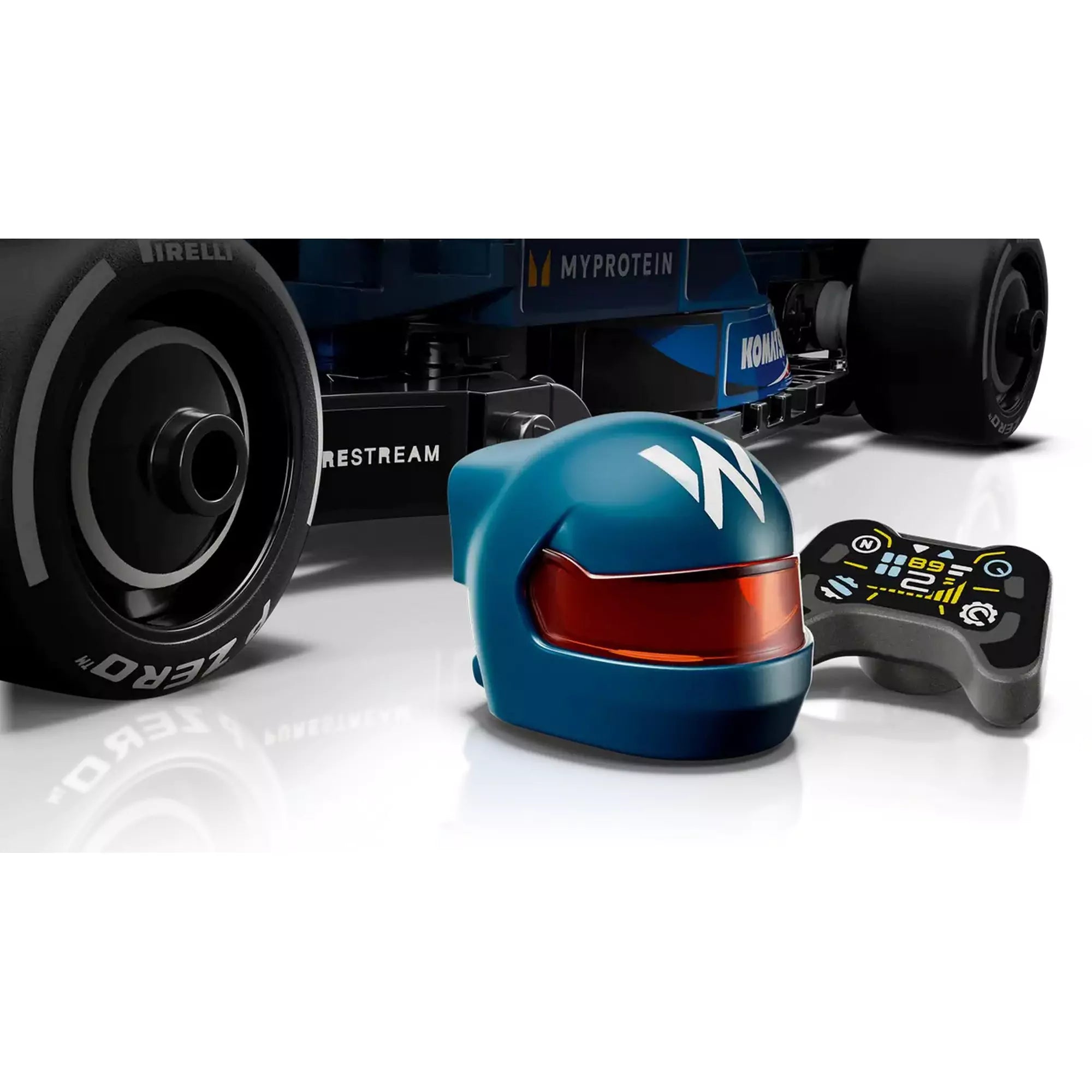 Közelkép a LEGO Speed Champions Williams Racing FW46 készlet kék versenyzői sisakjáról és a digitális kijelzőt ábrázoló kormánykockáról.