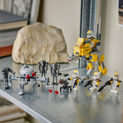 „LEGO Star Wars: 327. klónkatonák harci csomag (75431) készlet, kiállítva polcon, klónkatonák és droidok csatára készen.”