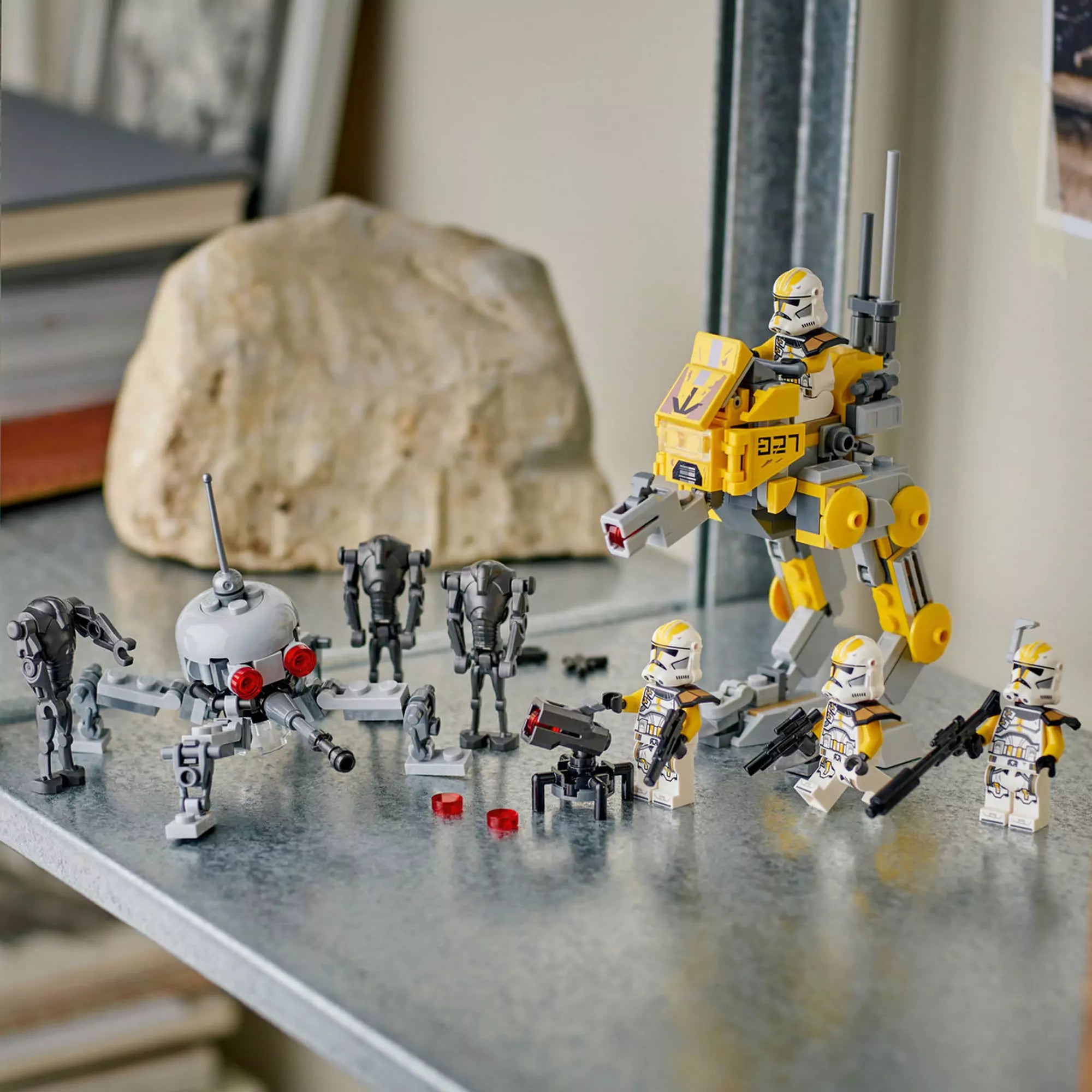 „LEGO Star Wars: 327. klónkatonák harci csomag (75431) készlet, kiállítva polcon, klónkatonák és droidok csatára készen.”