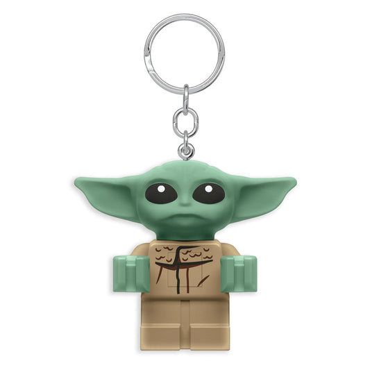 A LEGO Star Wars: A Mandalóri – Baby Yoda LED kulcstartó aranyos, zöld fejű és nagy fülű minifigura formában, fémszínű kulcskarikával.