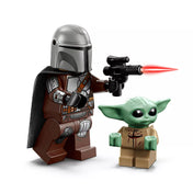 LEGO Star Wars Mandalorian minifigura robbanópisztollyal és LEGO Grogu figura fehér háttéren, részletgazdag nyomtatással.