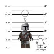 LEGO Mandalori LED-es kulcstartó méretarányos ábrája, összehasonlítva egy standard LEGO minifigurával.