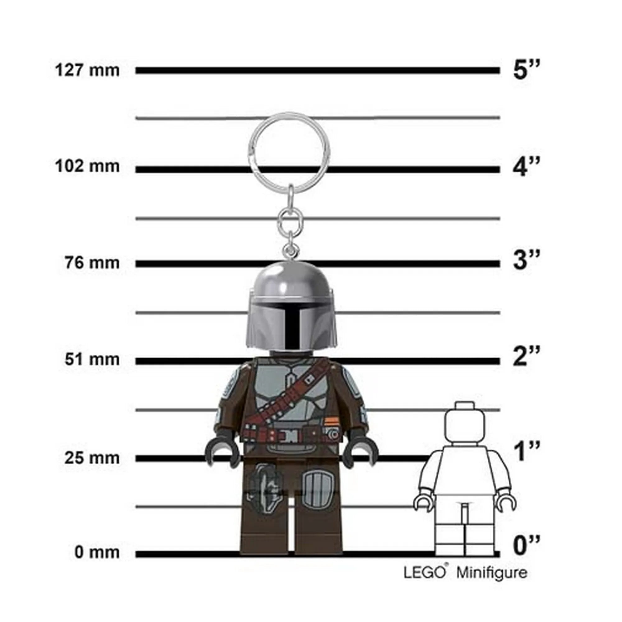 LEGO Mandalori LED-es kulcstartó méretarányos ábrája, összehasonlítva egy standard LEGO minifigurával.