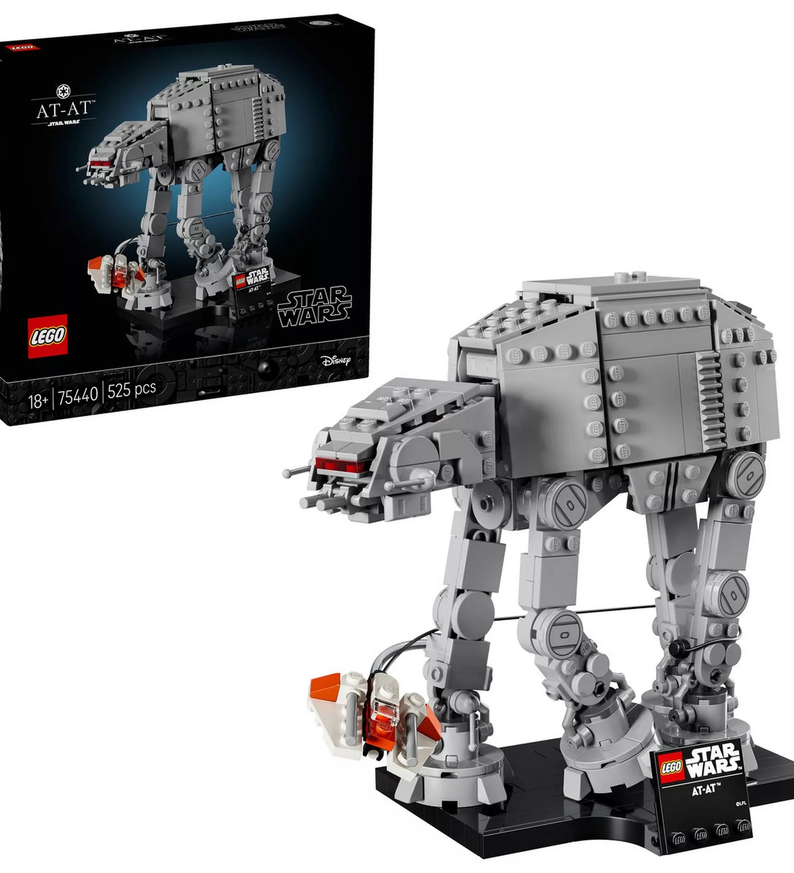 LEGO Star Wars 75440 AT-AT készlet a dobozzal együtt, a teljesen megépített lépegető, snowspeeder és a fekete kiállító talapzat fehér háttér előtt.