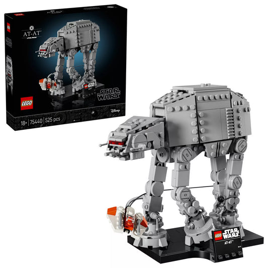 LEGO Star Wars 75440 AT-AT készlet a dobozzal együtt, a teljesen megépített lépegető, snowspeeder és a fekete kiállító talapzat fehér háttér előtt.