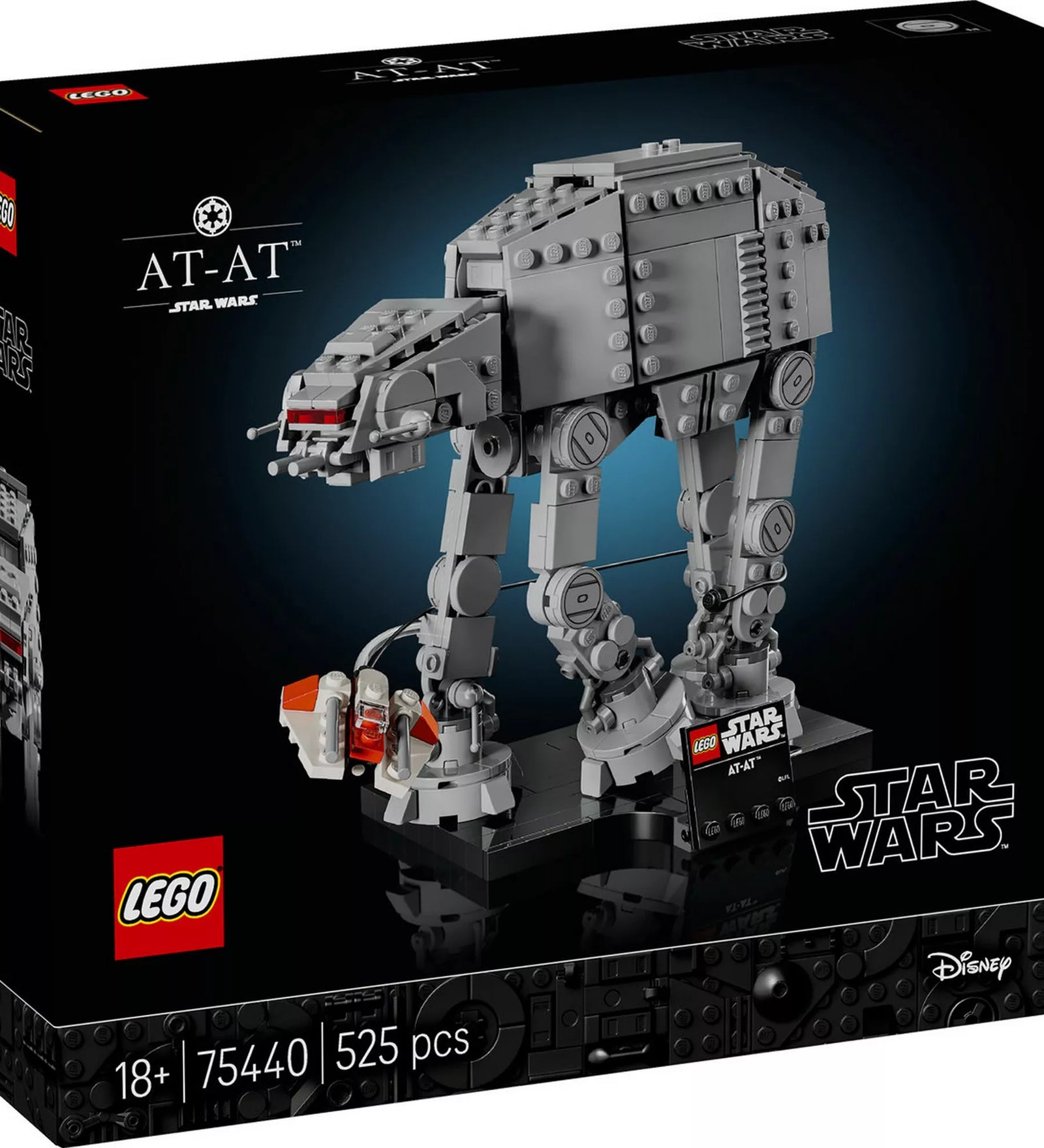 LEGO Star Wars 75440 AT-AT építőkészlet dobozának előlapja, a közepes méretarányú AT-AT lépegető kiállító talapzaton, snowspeederrel és névtáblával, 18+ jelöléssel.
