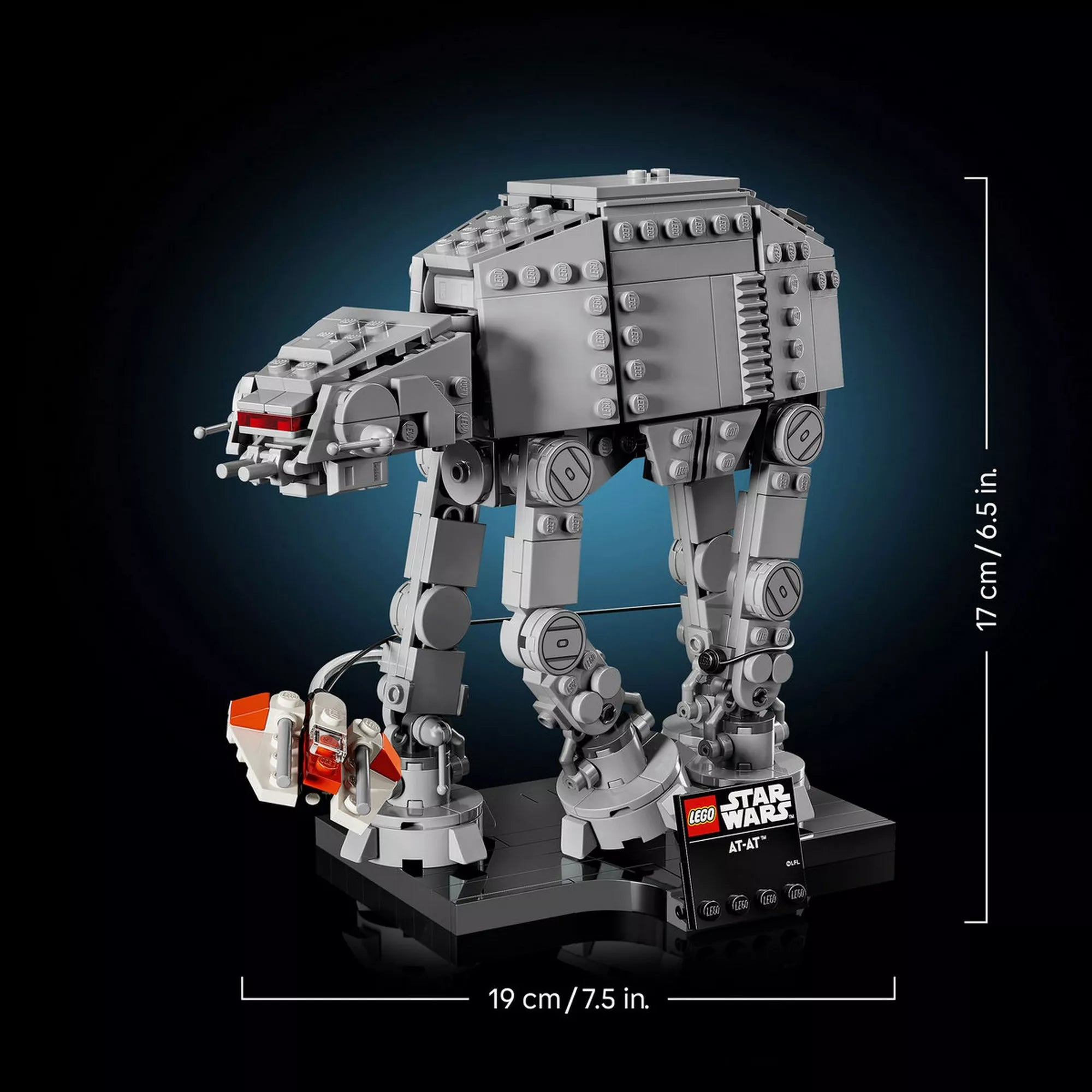 LEGO Star Wars AT-AT modell sötét háttér előtt, feltüntetett méretekkel, a lépegető lábai köré tekeredő snowspeederrel és kiállító talapzattal.