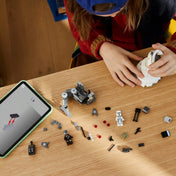 LEGO AT-RT támadás játék közben, gyerek építi és mozgatja a tornyot