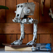 LEGO Star Wars: AT-ST lépegető (75417) kiállítva, a minifigurával és az információs táblával, polcra helyezve.