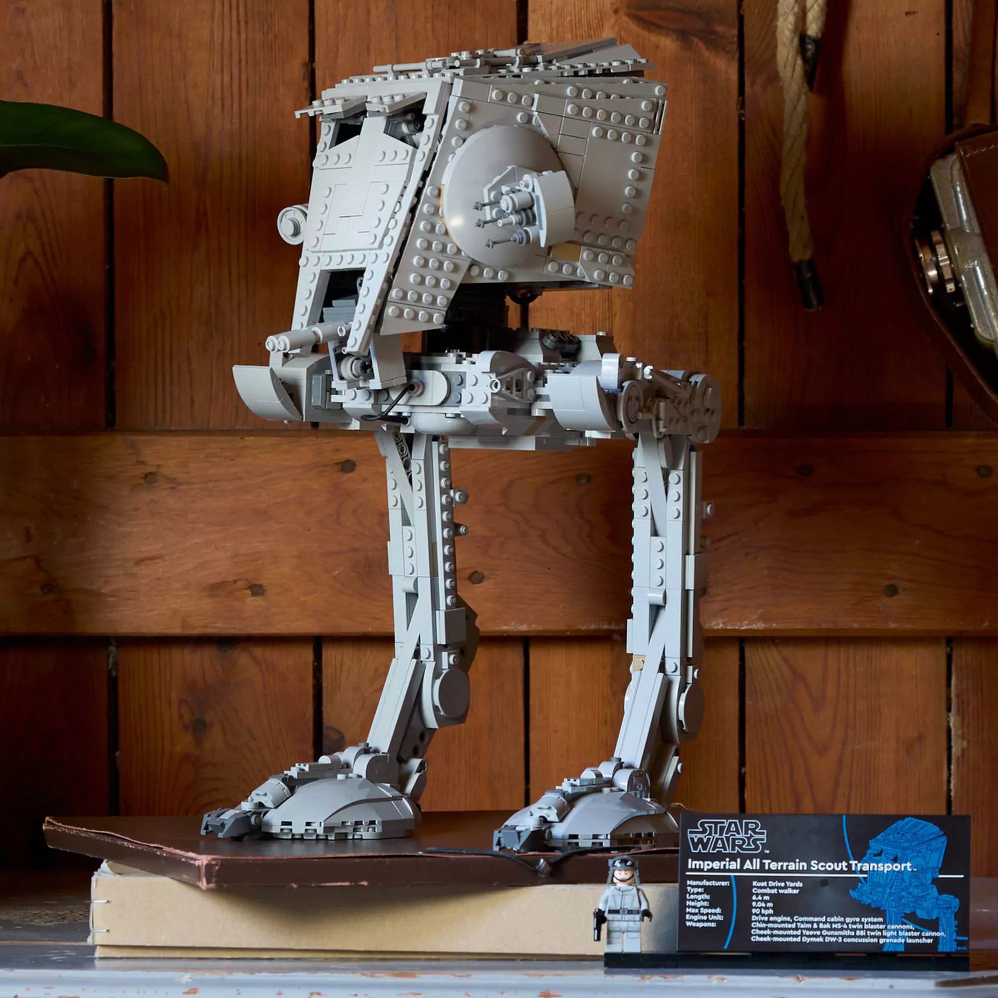LEGO Star Wars: AT-ST lépegető (75417) kiállítva, a minifigurával és az információs táblával, polcra helyezve.
