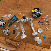 LEGO Star Wars: AT-ST lépegető (75417) építés közben, az asztalon szétszórt elemekkel és a gyűjtői plakettel.