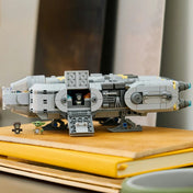 LEGO Star Wars csillaghajó kiállítva, Grogu és figurák a modell mellett