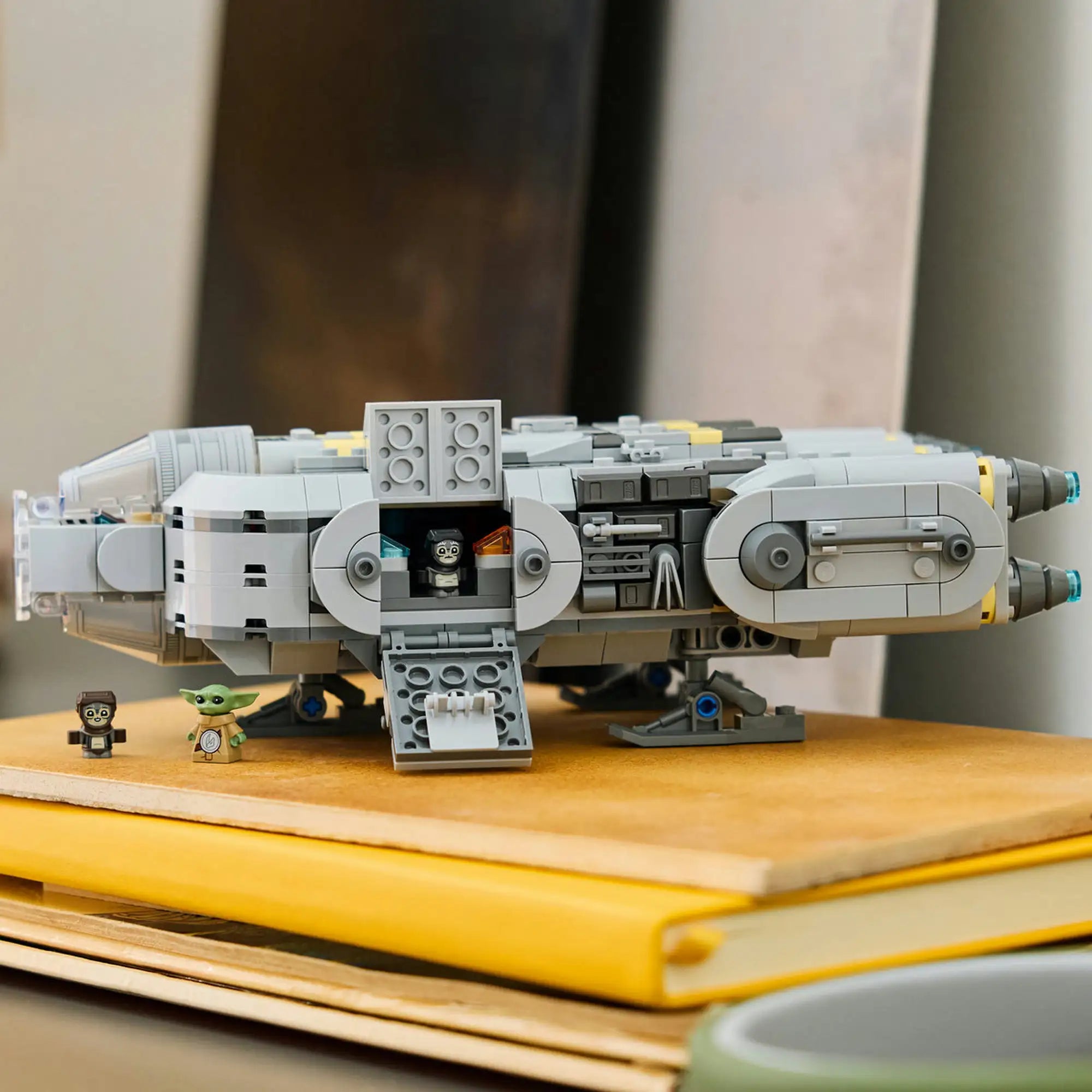 LEGO Star Wars csillaghajó kiállítva, Grogu és figurák a modell mellett