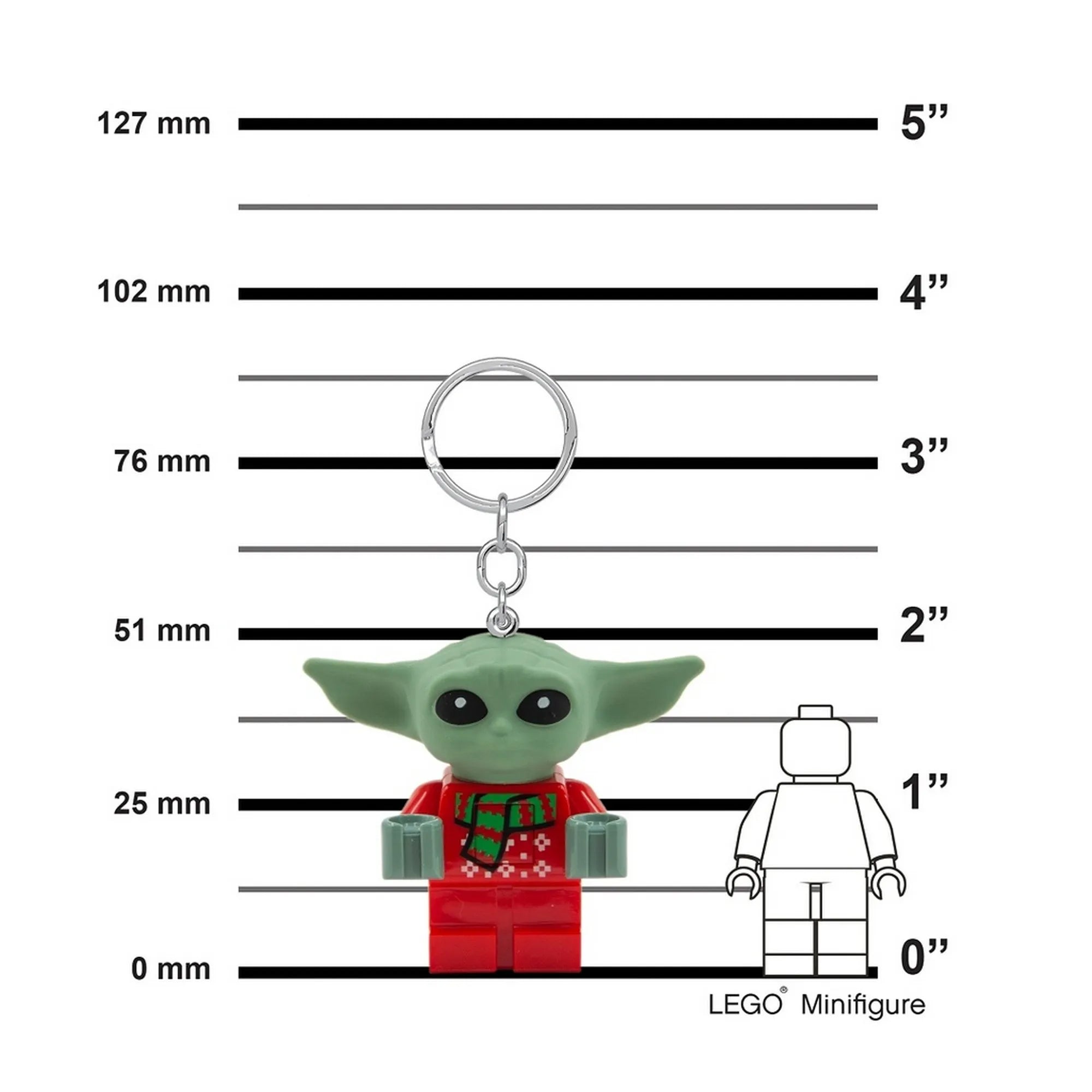 LEGO Grogu – Baby Yoda LED-es brelok méretarányos összehasonlítás 5 colos skálával, piros öltözetben, nagy fülekkel.