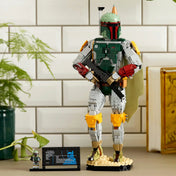 A LEGO Star Wars Boba Fett figura 75455 teljes megépített modellje a kiállítótalppal, információs táblával és Boba Fett minifigurával.
