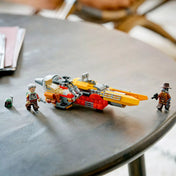 Összeépített LEGO Star Wars Cobb Vanth speeder sárga és piros színben, mellette Cobb Vanth és Cad Bane minifigurák, valamint Boba Fett sisak kiegészítő.
