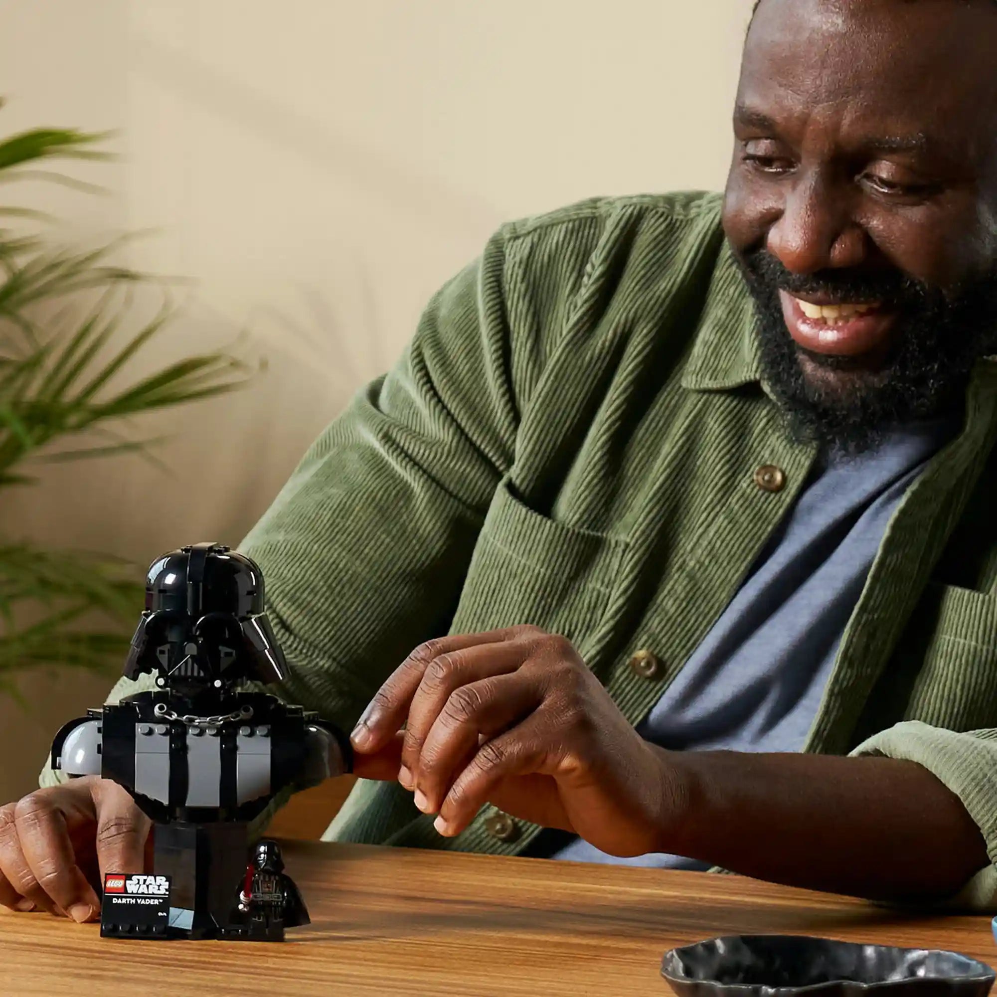 LEGO Star Wars Darth Vader (75439) asztalra helyezve, játék közben.