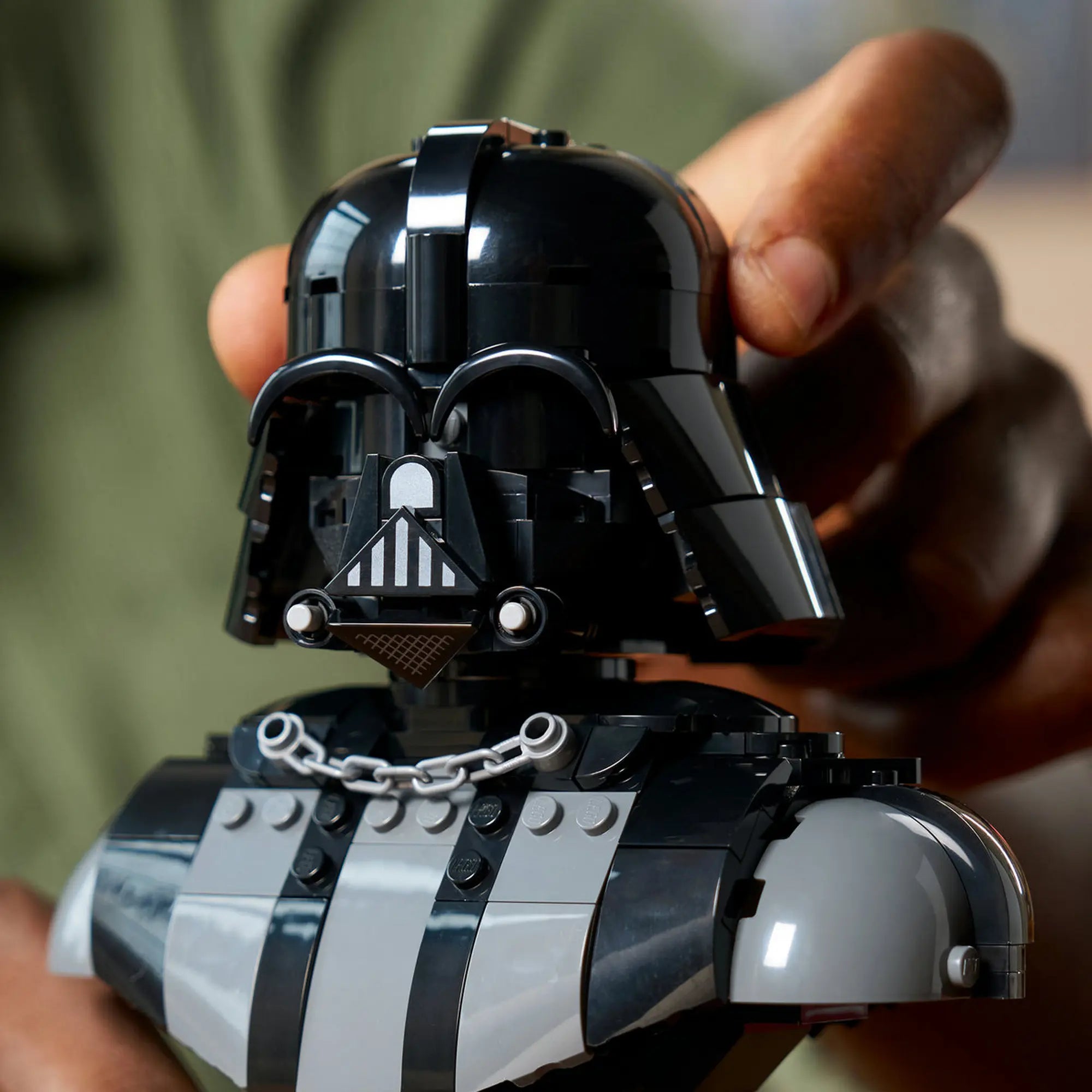 LEGO Star Wars Darth Vader (75439) részletes sisak és mellrész közelről kézben tartva, bemutatva a forgatható fej funkciót.