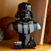 LEGO Star Wars Darth Vader (75439) mellszobor dekorációként polcon, minifigurával.