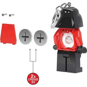 A LEGO Star Wars Darth Vader kulcstartó hátulról, kinyitott elemtartóval, két CR2025 elemmel és csavarokkal, a működéshez szükséges tartozékokkal.