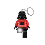 A LEGO Star Wars Darth Vader kulcstartó figurája piros karácsonyi pulóverben, fekete sisakkal és fénykibocsátó lábbal, fém kulcskarika rögzítéssel.