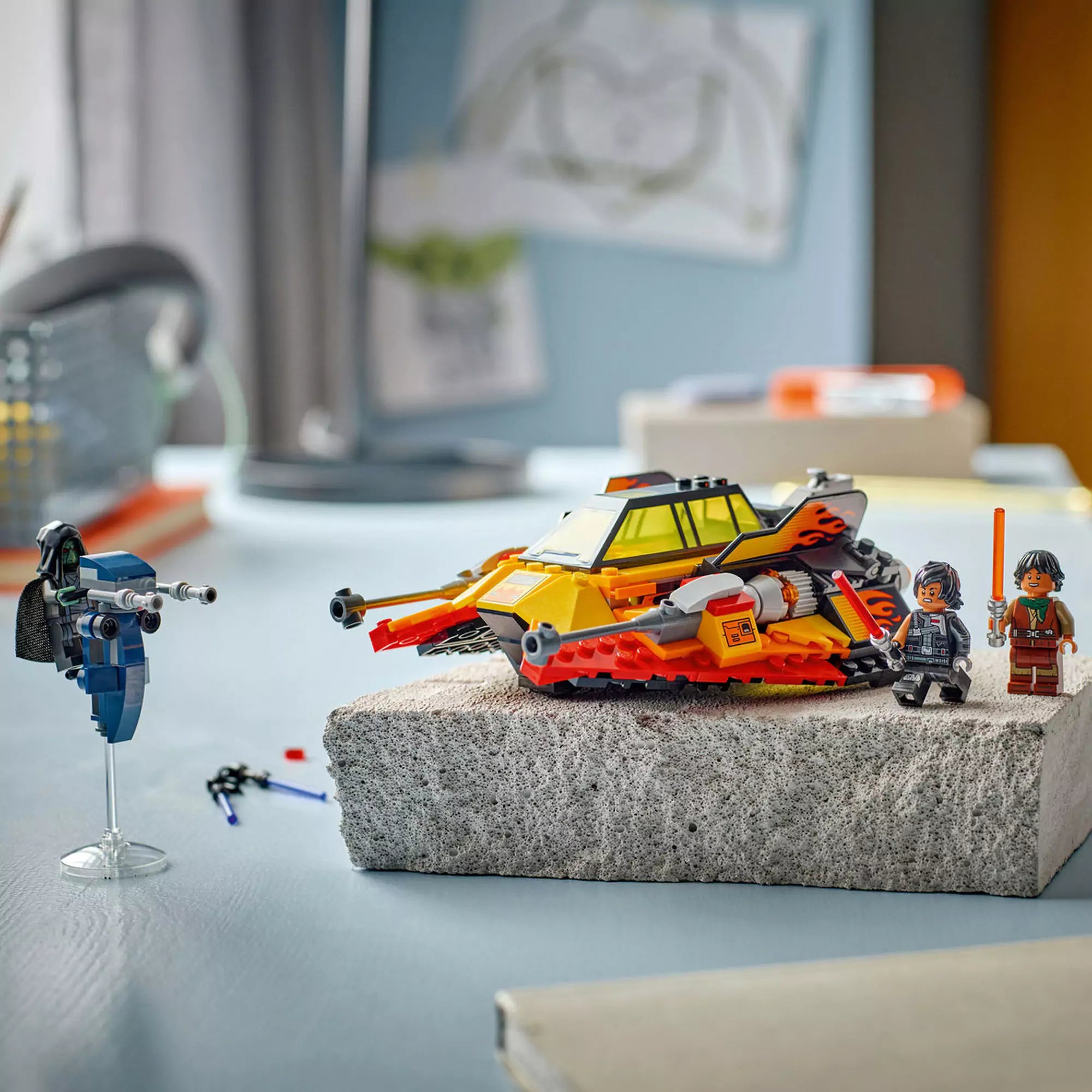 LEGO Star Wars: Force Burner hósikló 75414 kiállítva minifigurákkal – A hósikló a kiegészítőkkel és a három minifigurával asztalon bemutatva.