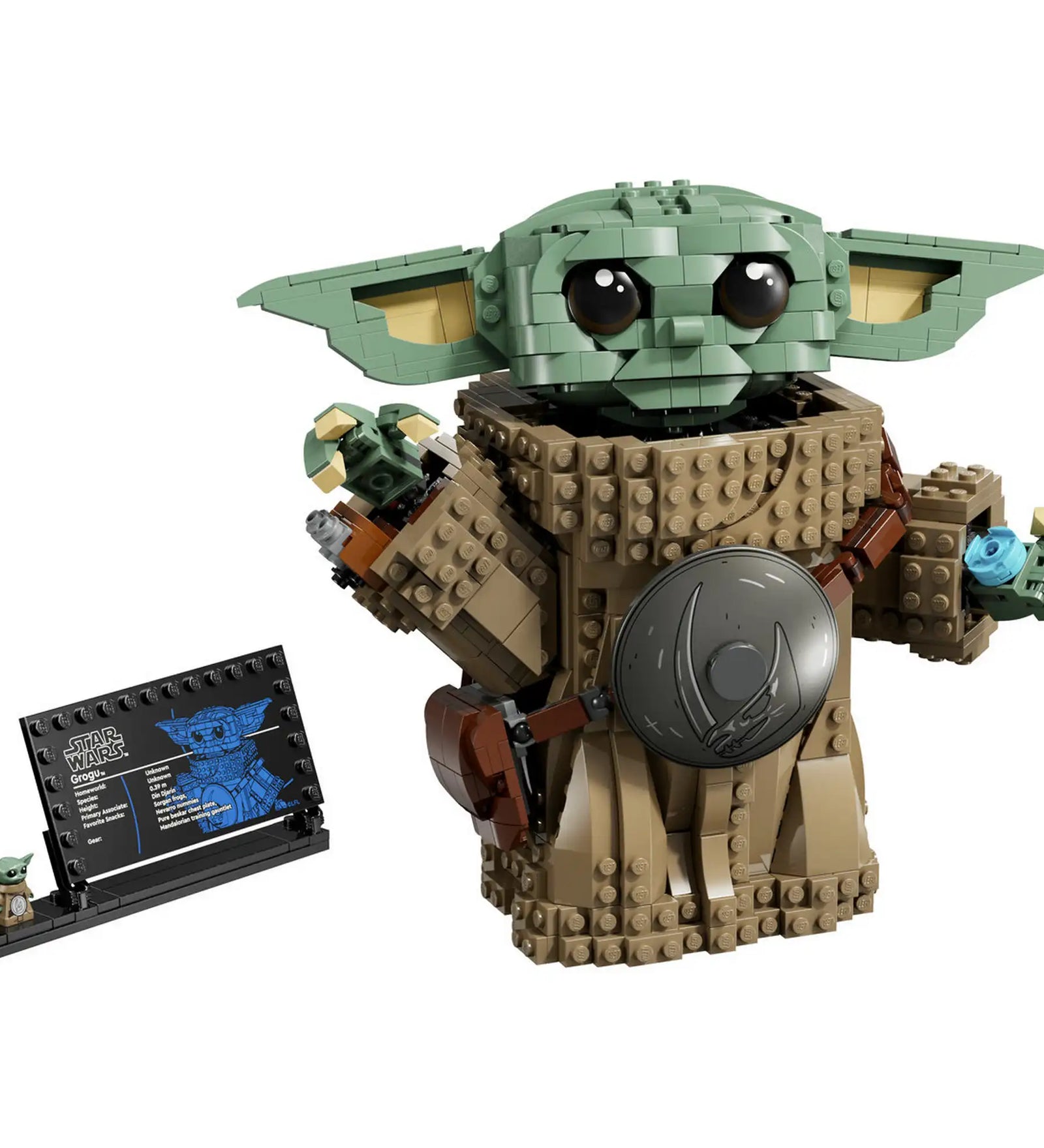 LEGO Star Wars: Grogu (Mandalóri tanonc) részletgazdag megépített figura fehér háttéren, kiegészítőkkel és névtáblával.