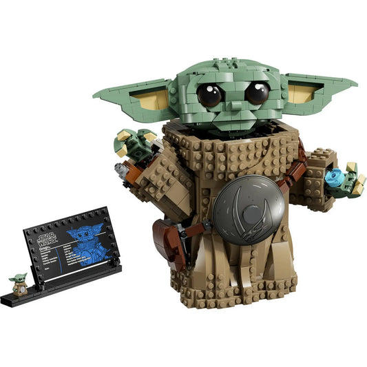 LEGO Star Wars: Grogu (Mandalóri tanonc) részletgazdag megépített figura fehér háttéren, kiegészítőkkel és névtáblával.