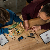 LEGO Star Wars: Grogu (Mandalóri tanonc) építési folyamat, szétszedett figura belső szerkezettel és LEGO Builder app használattal.