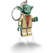 Bekapcsolt állapotban látható LEGO Star Wars Grogu kulcstartó, amelynek lábából két erős LED-fény világít, praktikus kulcskiegészítőként.