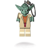 Közelről fotózott LEGO Star Wars Grogu kulcstartó, részletgazdag minifigura formában, mozgatható végtagokkal, 7,5 cm-es méretben.
