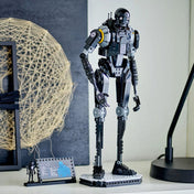 LEGO Star Wars: K-2SO biztonsági droid (75434) kiállítva – a kész modell talapzaton áll, mellette a minifigura és a névtábla látható.