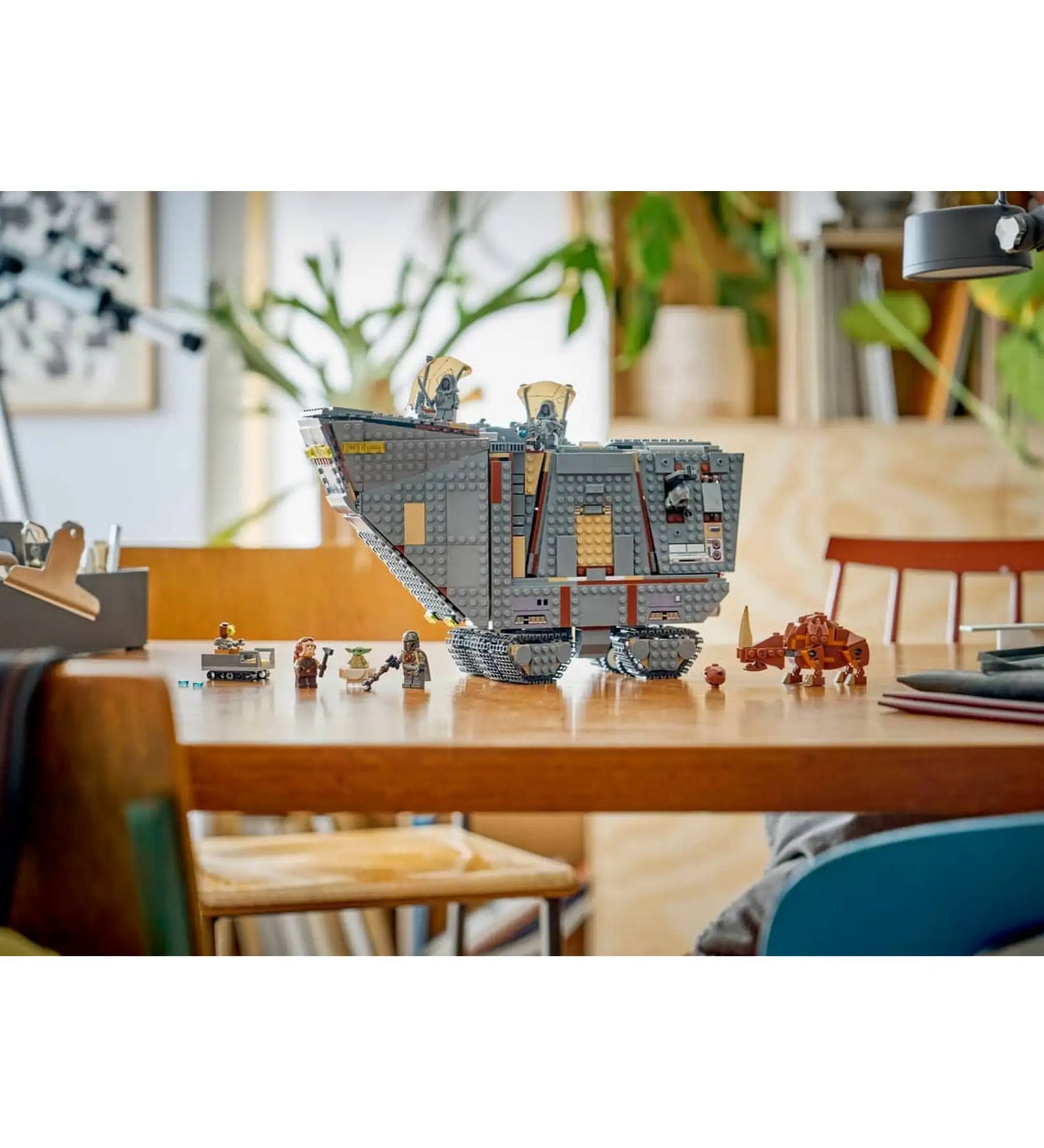 A LEGO Star Wars: Offworld homokkúszó és Mudhorn 75453 megépített homokkúszója a minifigurákkal és a Mudhornnal egy asztalon.