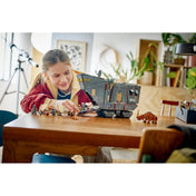 A LEGO Star Wars: Offworld homokkúszó és Mudhorn 75453 készlettel játszó gyermek a megépített homokkúszó mellett.