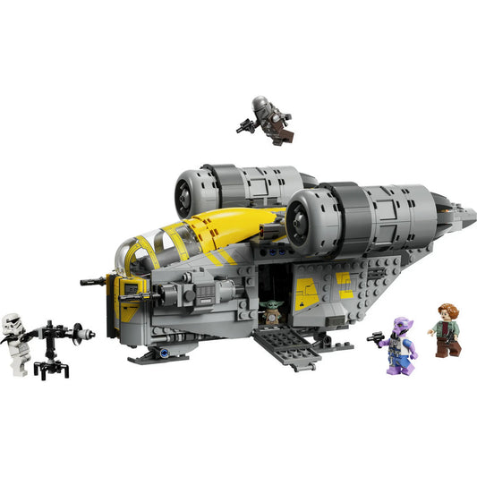 LEGO Star Wars 75447 The Razor Crest űrhajó nyitható raktérrel és repülő Mandalóri figurával, fehér háttéren bemutatva.